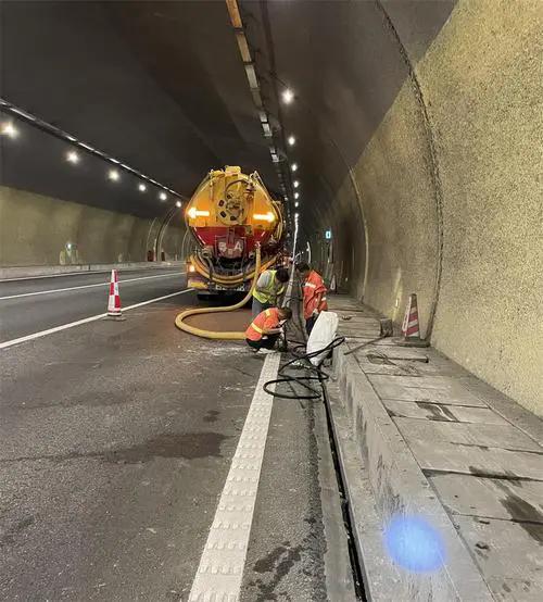 上栗隧道排水渠清淤